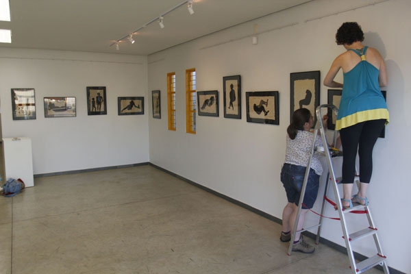 Nas paredes -  Gravuras são organizadas antes da abertura da mostra: trabalho de Cristiana de Freiras mostra silhuetas de corpos “tiradas do imaginário”
